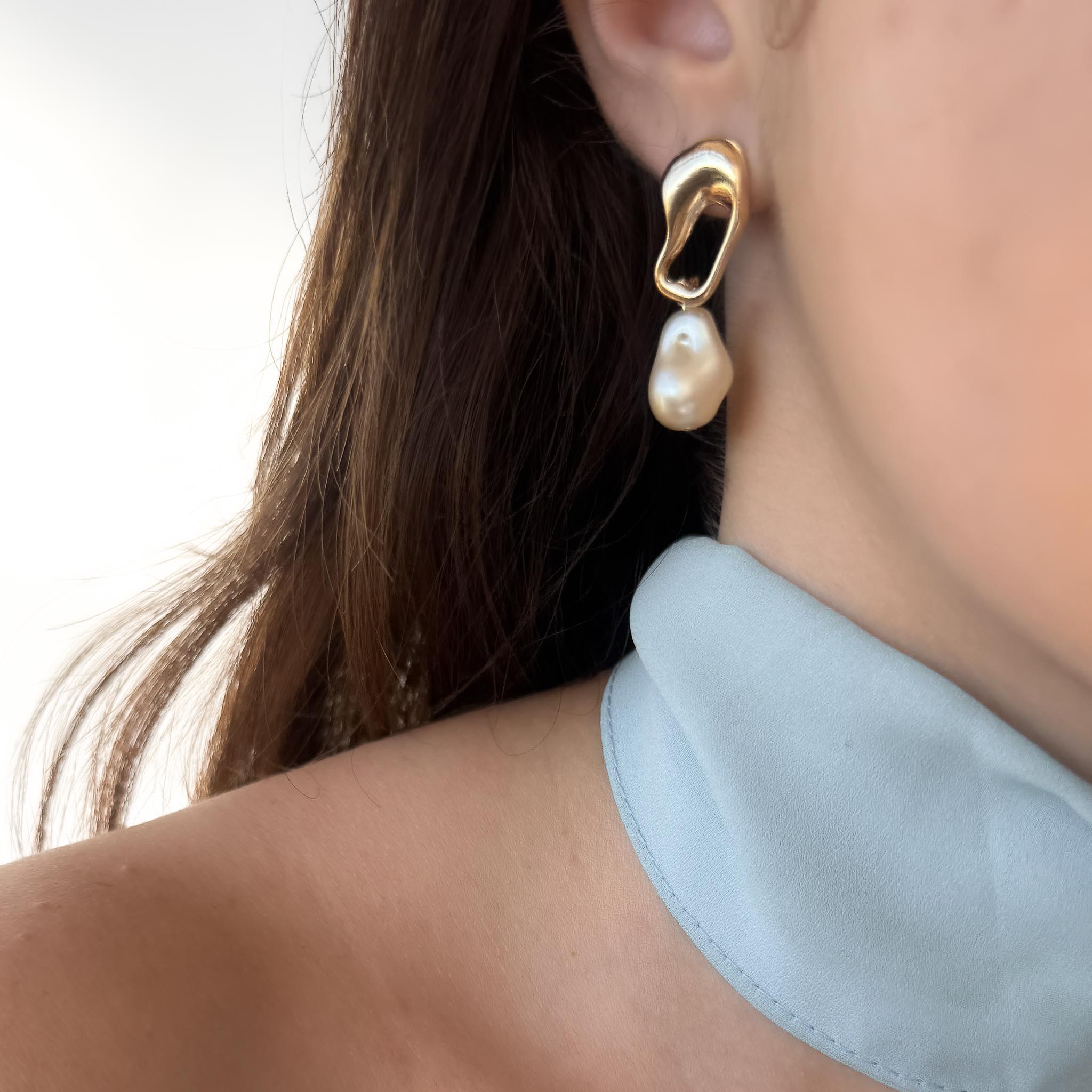 Brinco Médio - Forma Orgânica e Pérola Barroca