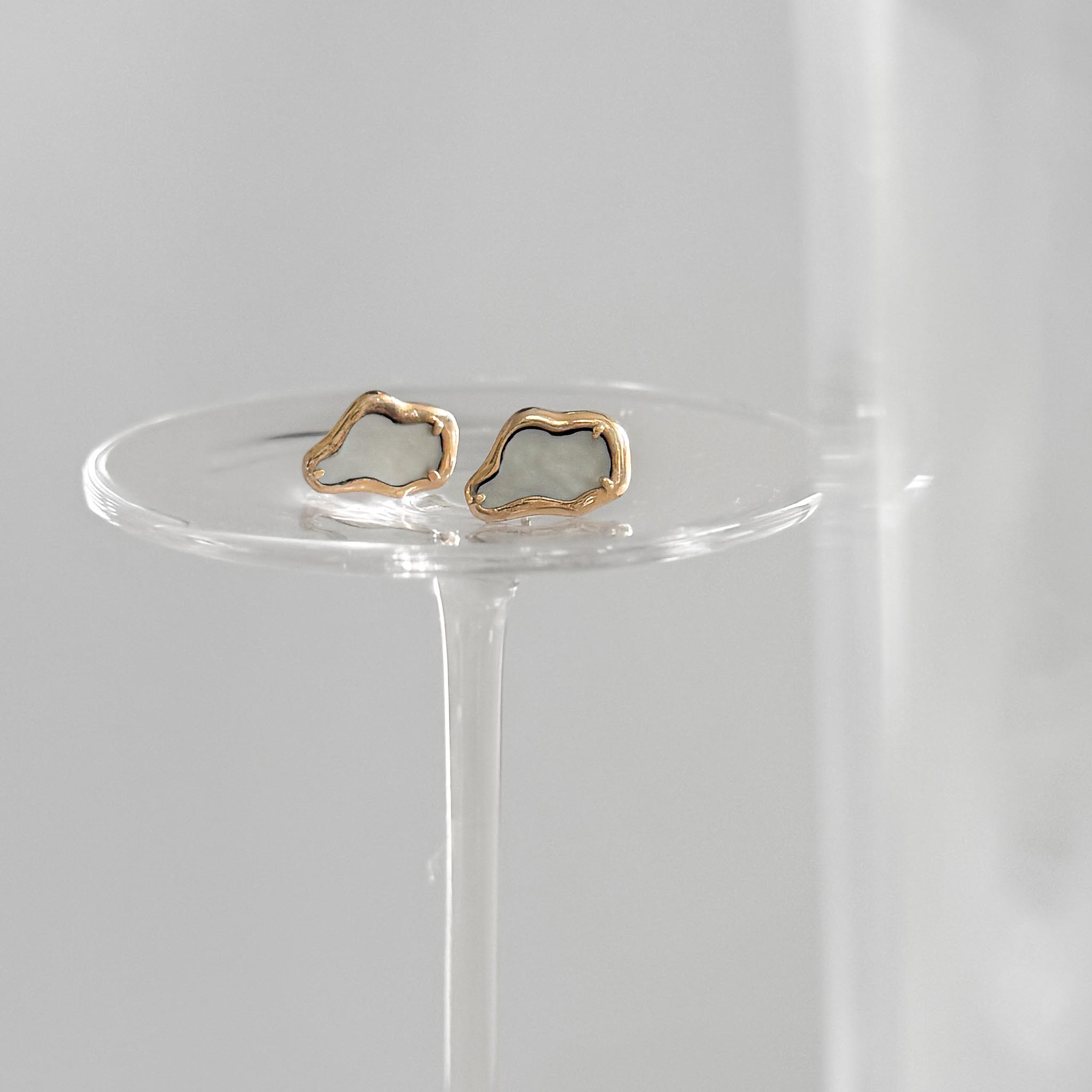 Brinco Médio - Forma Orgânica Madrepérola