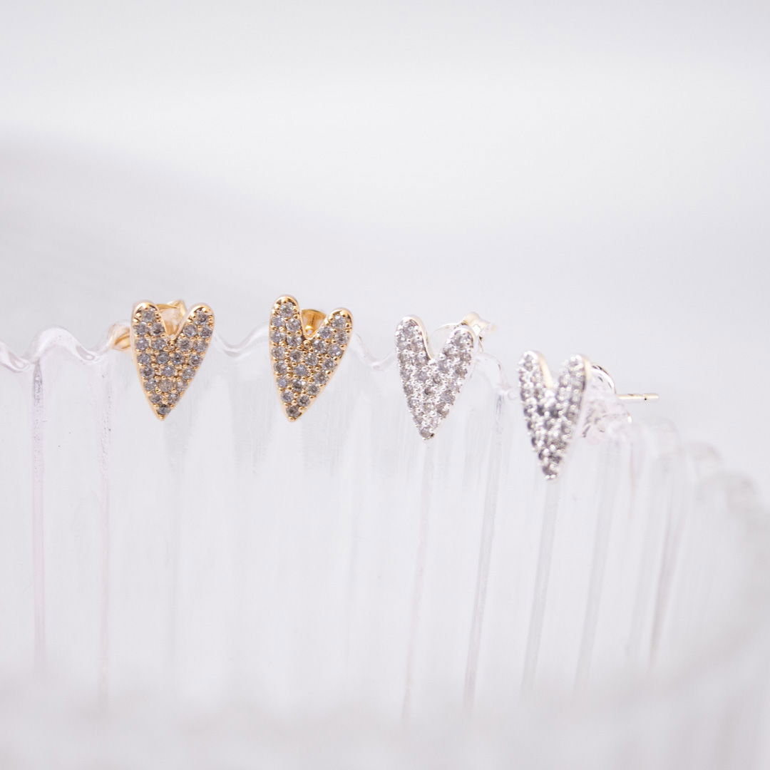 Brinco Pequeno - Coração Assimétrico Zircônia