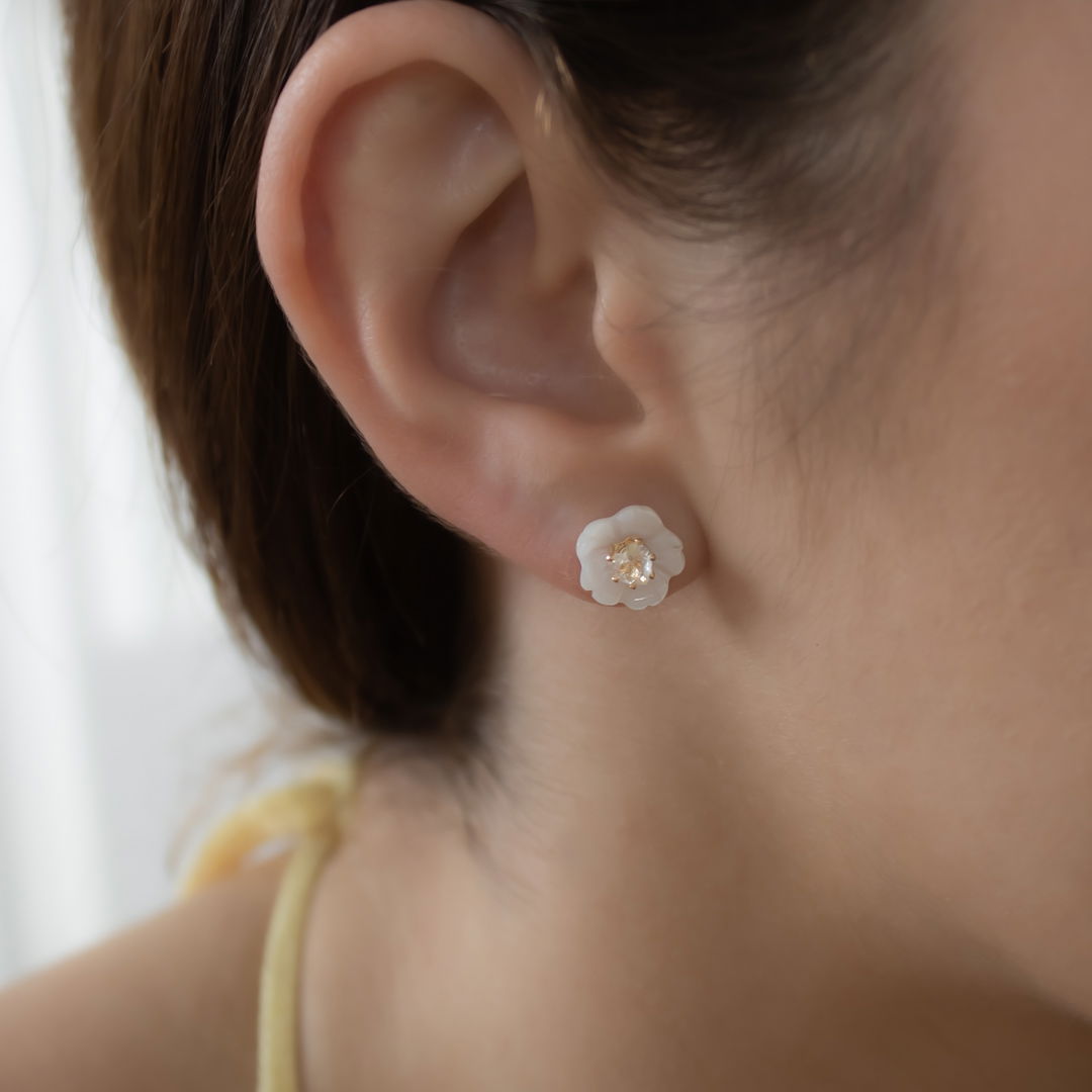 Brinco Pequeno - Flor Pérola Pedrinha