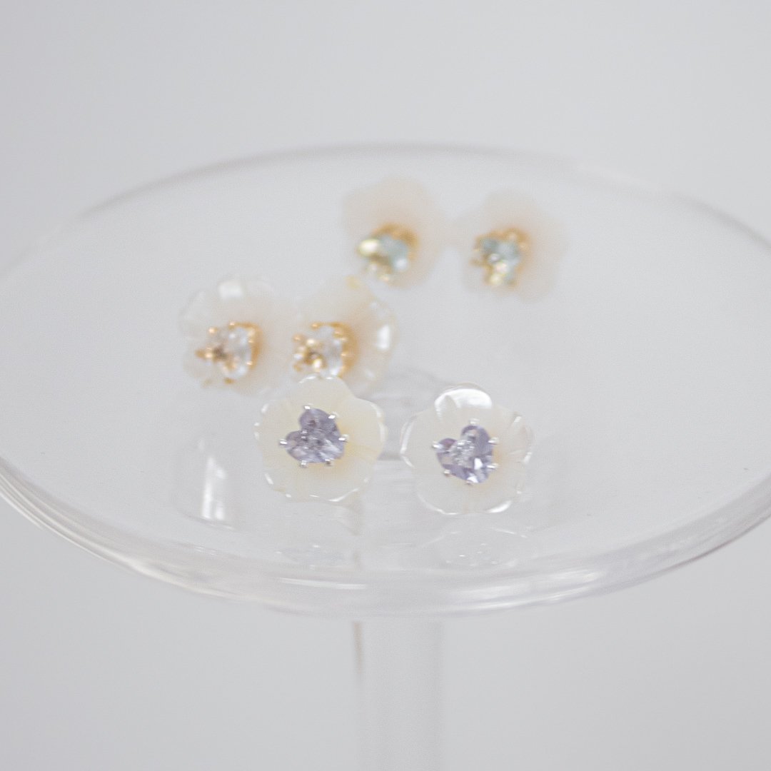 Brinco Pequeno - Flor Pérola Pedrinha