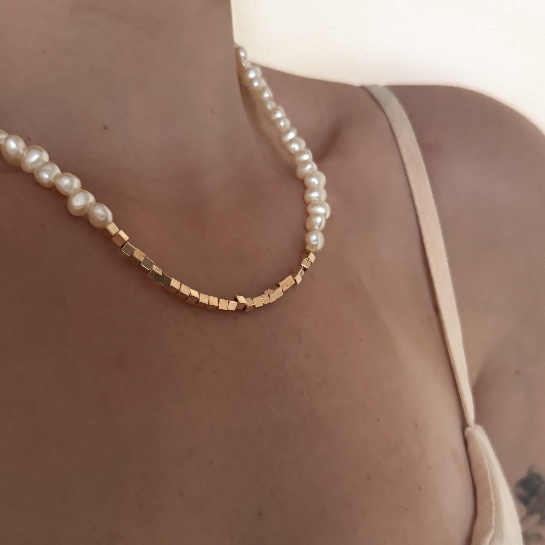Choker - Pérolas Barrocas e Quadradinhos
