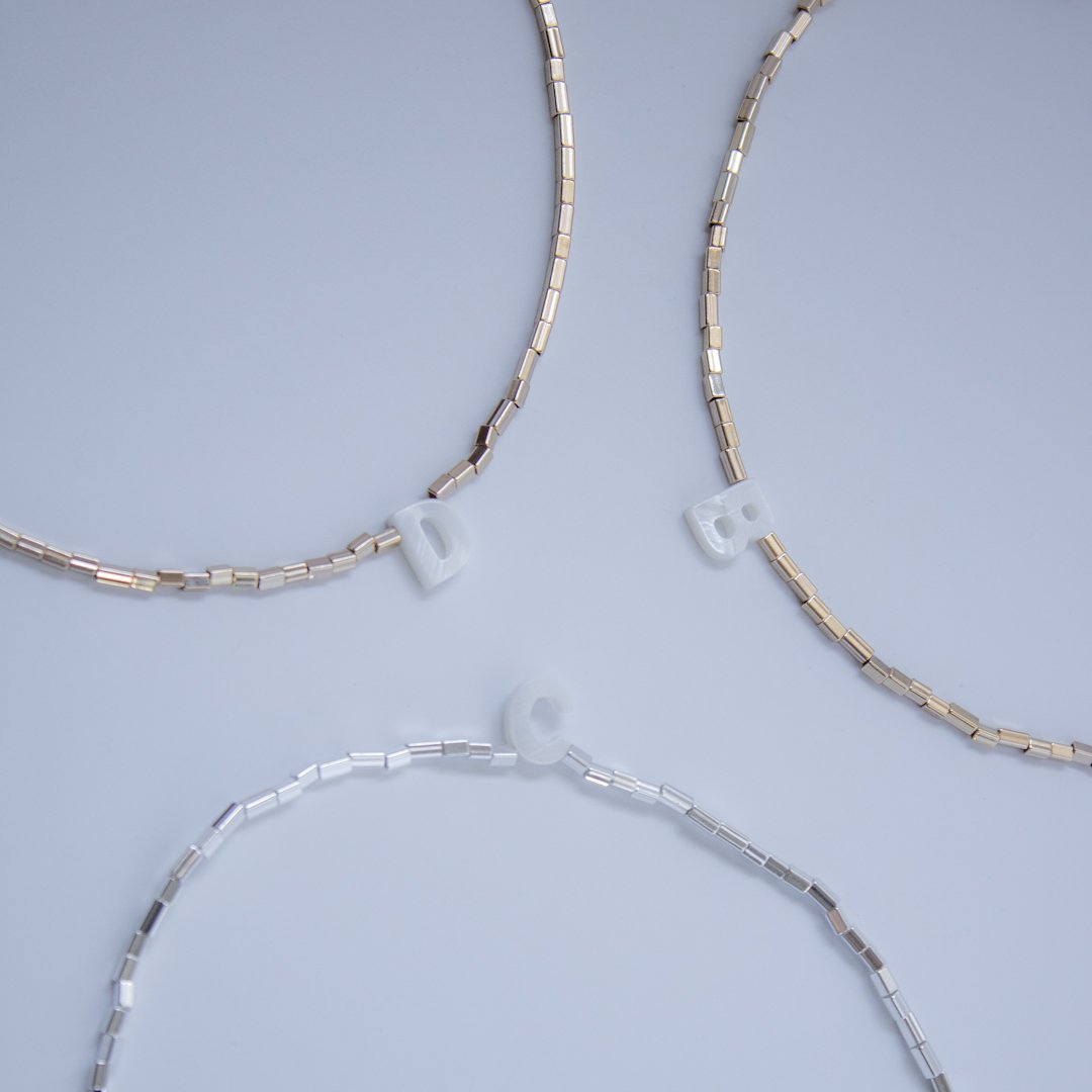 Choker - Cubinhos e Letra Madrepérola