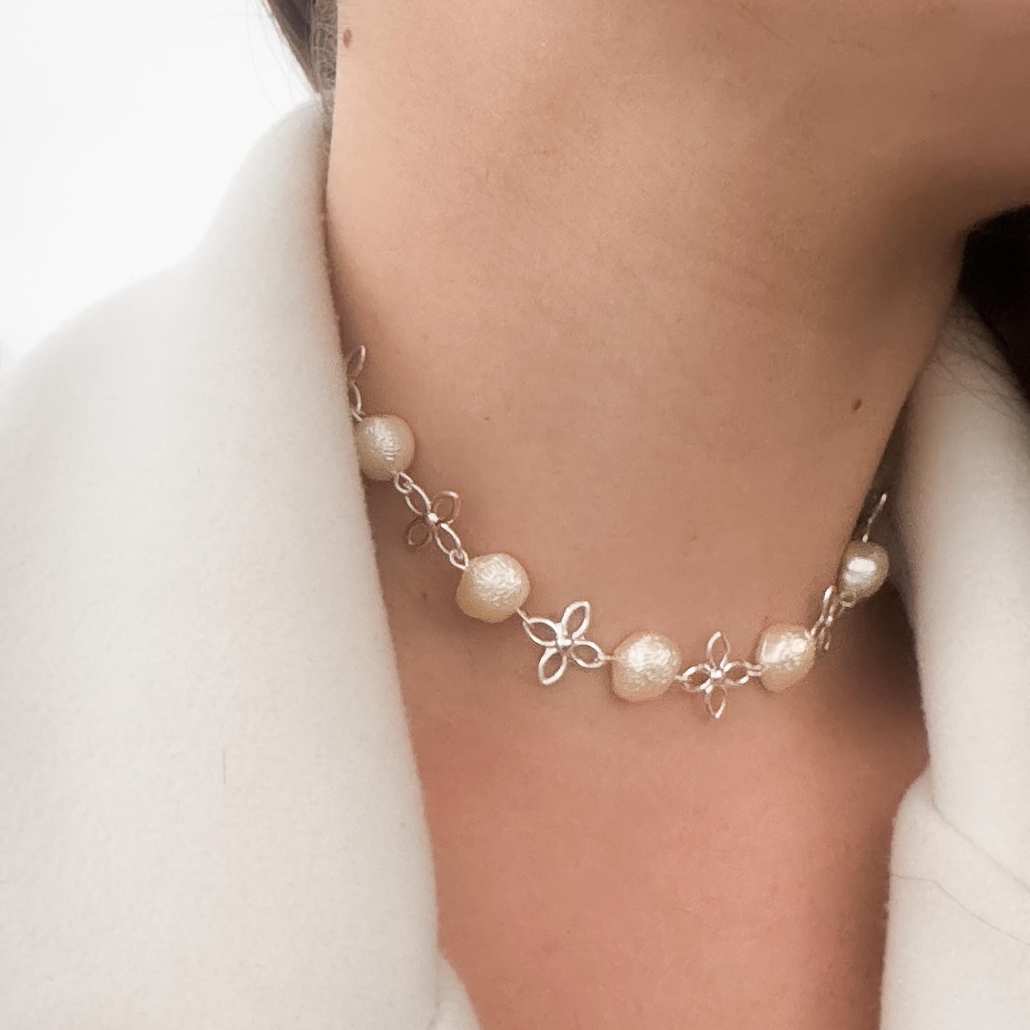 Choker Flores & Pérolas