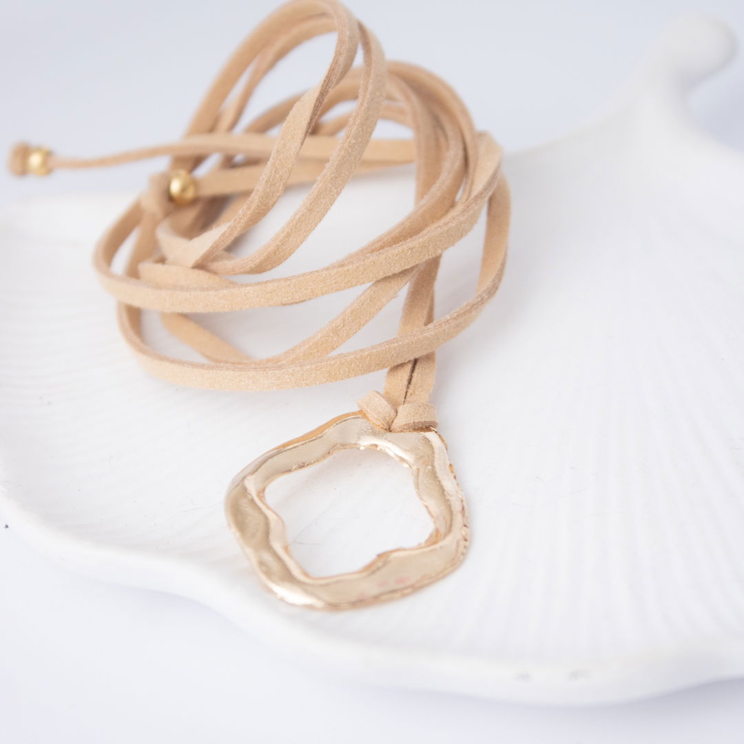 Colar - Camurça e Pingente Matelado