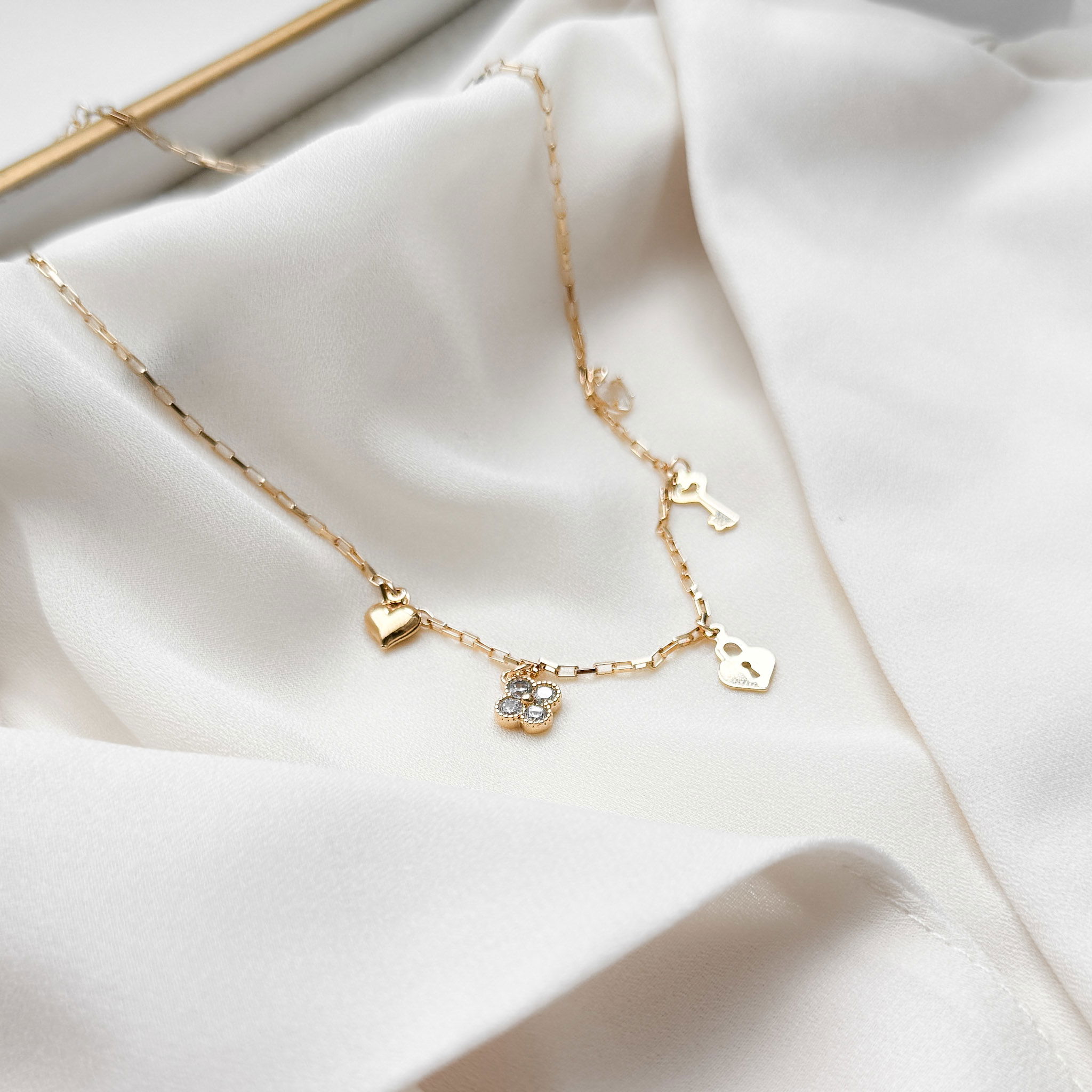 Colar Curto - Charms