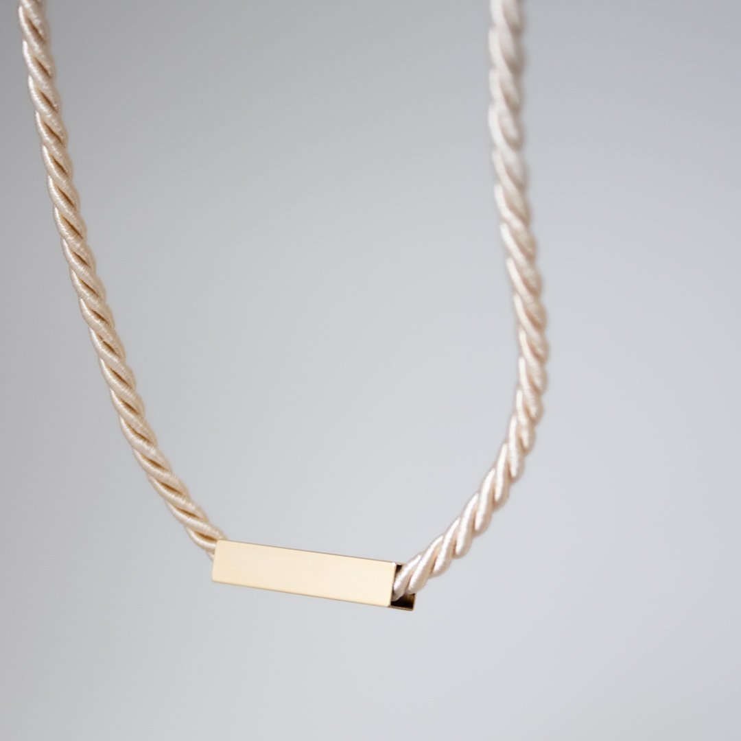 Colar Curto - Cordão e Metal