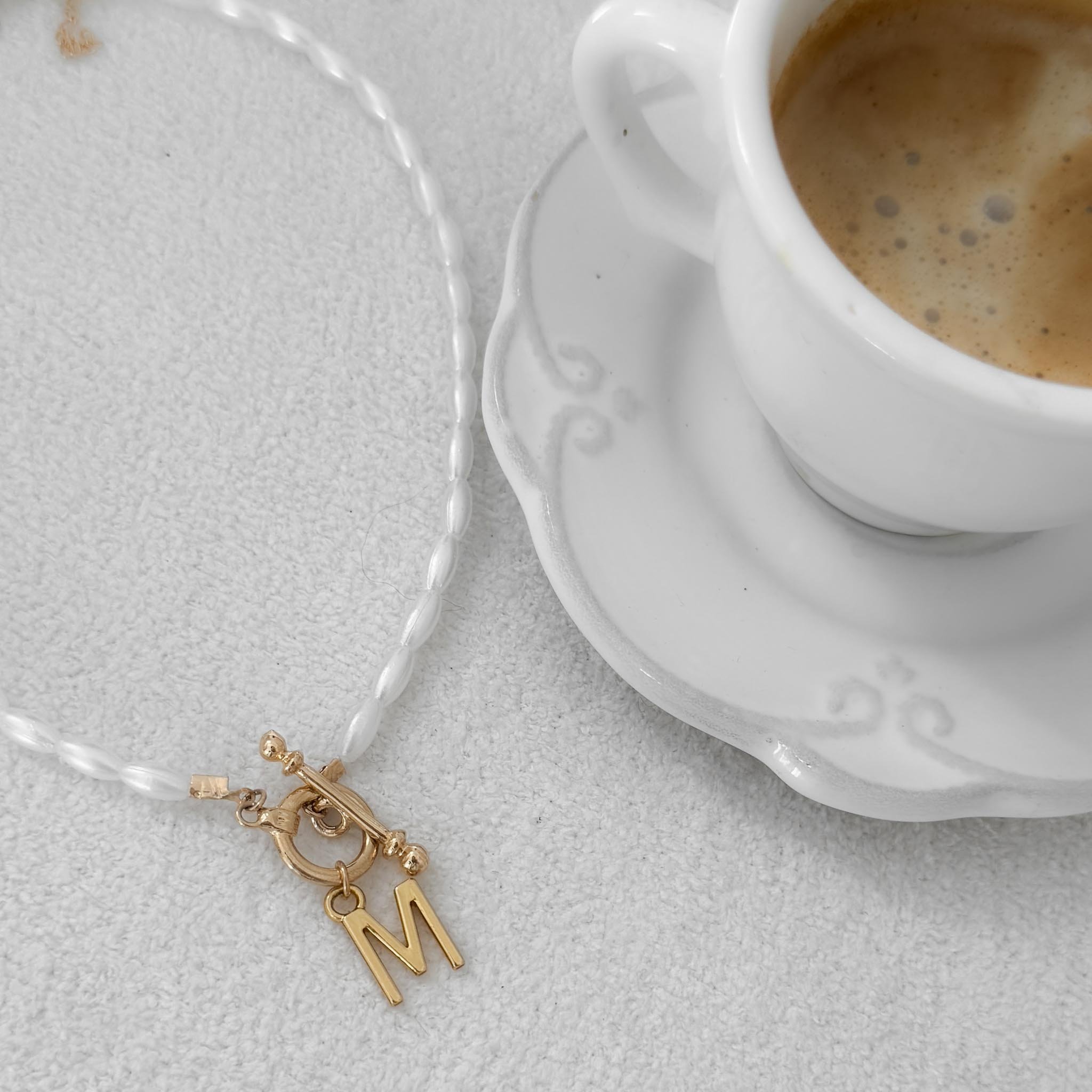 Colar Curto - Pérolas Baguete e Letra