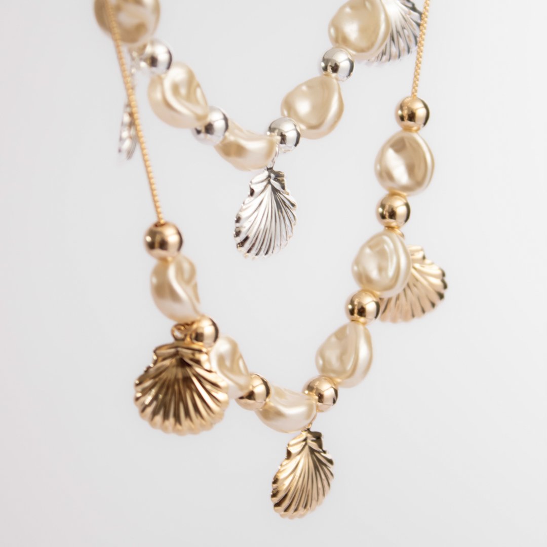 Colar Curto - Pingentes Conchas e Pérolas