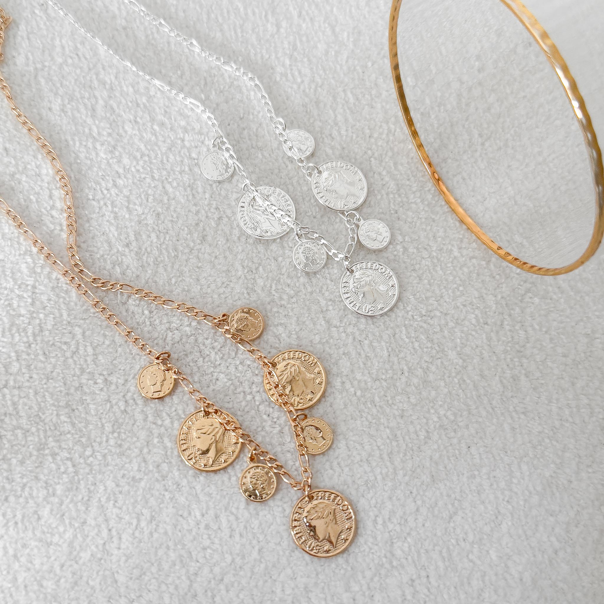 Colar Curto - Pingentes Moedas