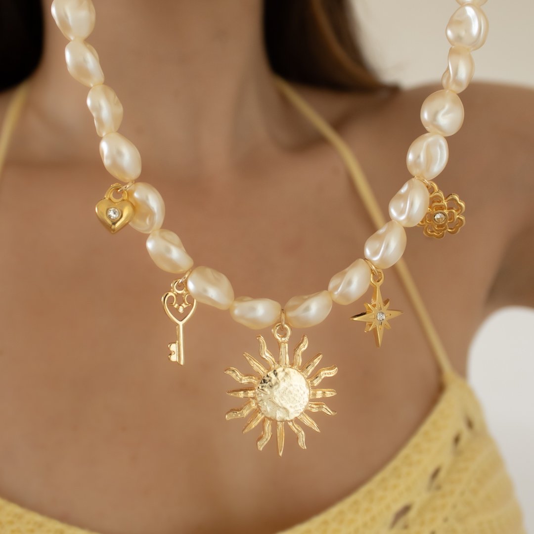 Colar Curto - Pingentes e Pérolas