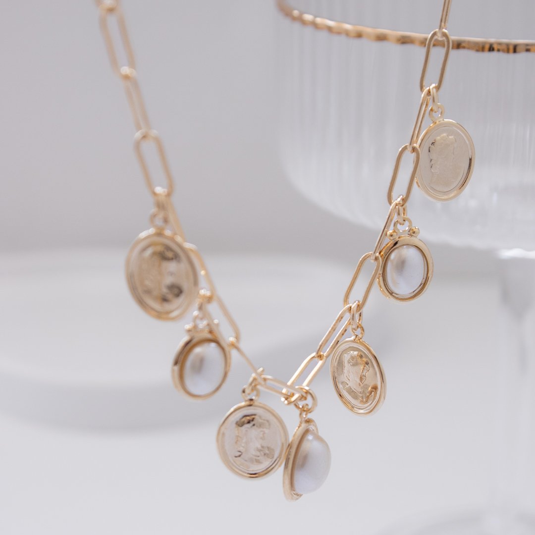 Colar Curto - Medalhas e Pérolas