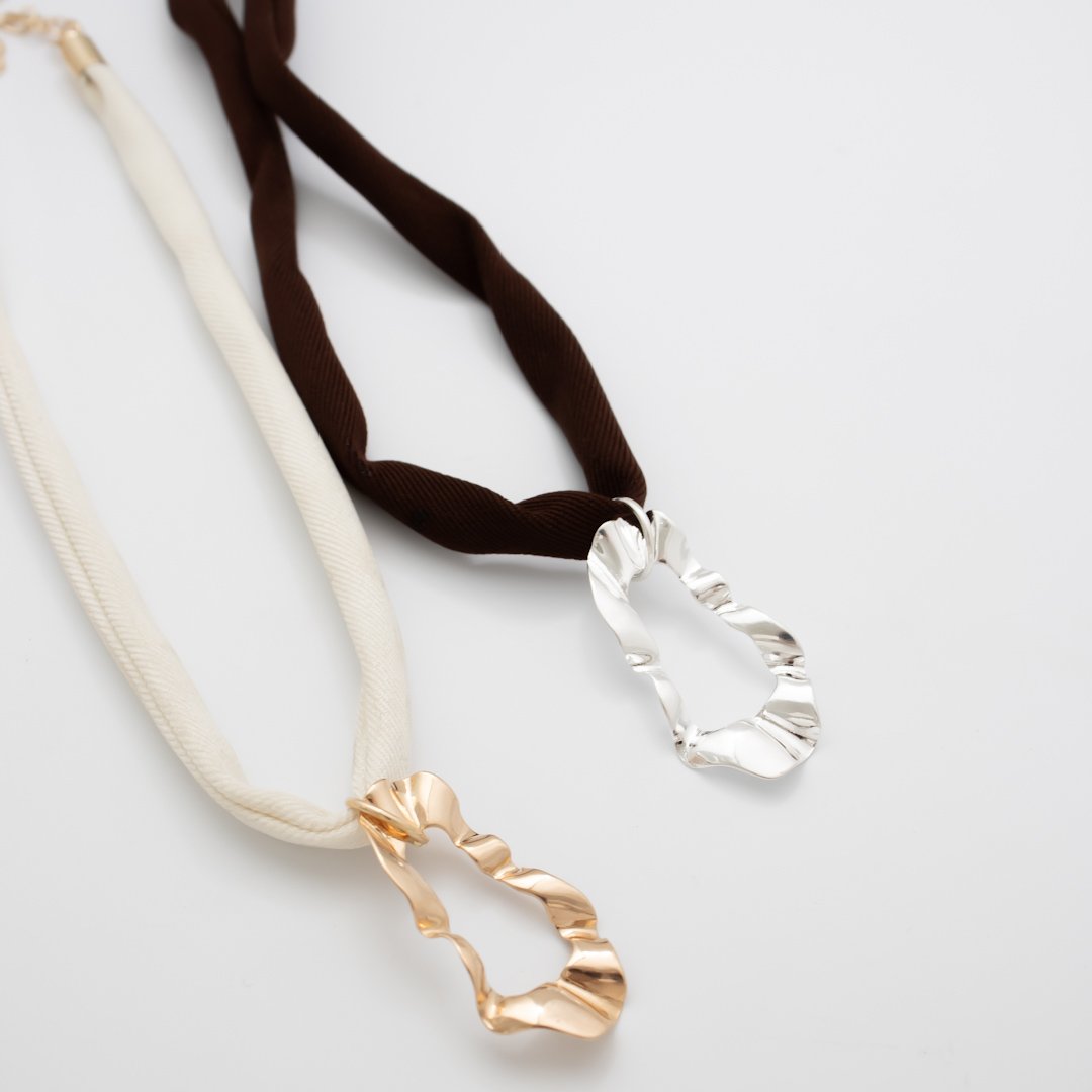 Colar Curto - Tecido Off ou Marrom