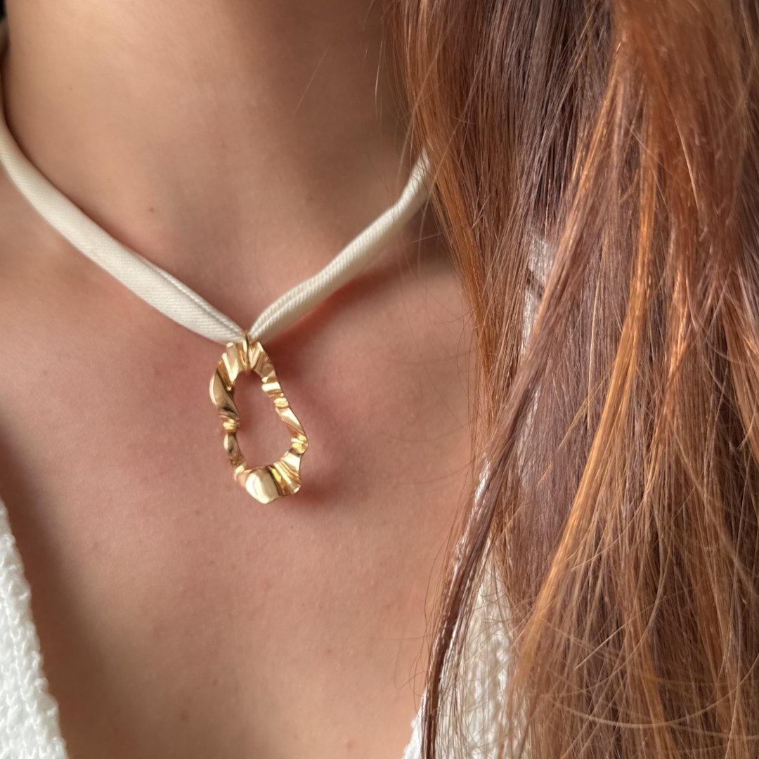 Colar Curto - Tecido Off ou Marrom