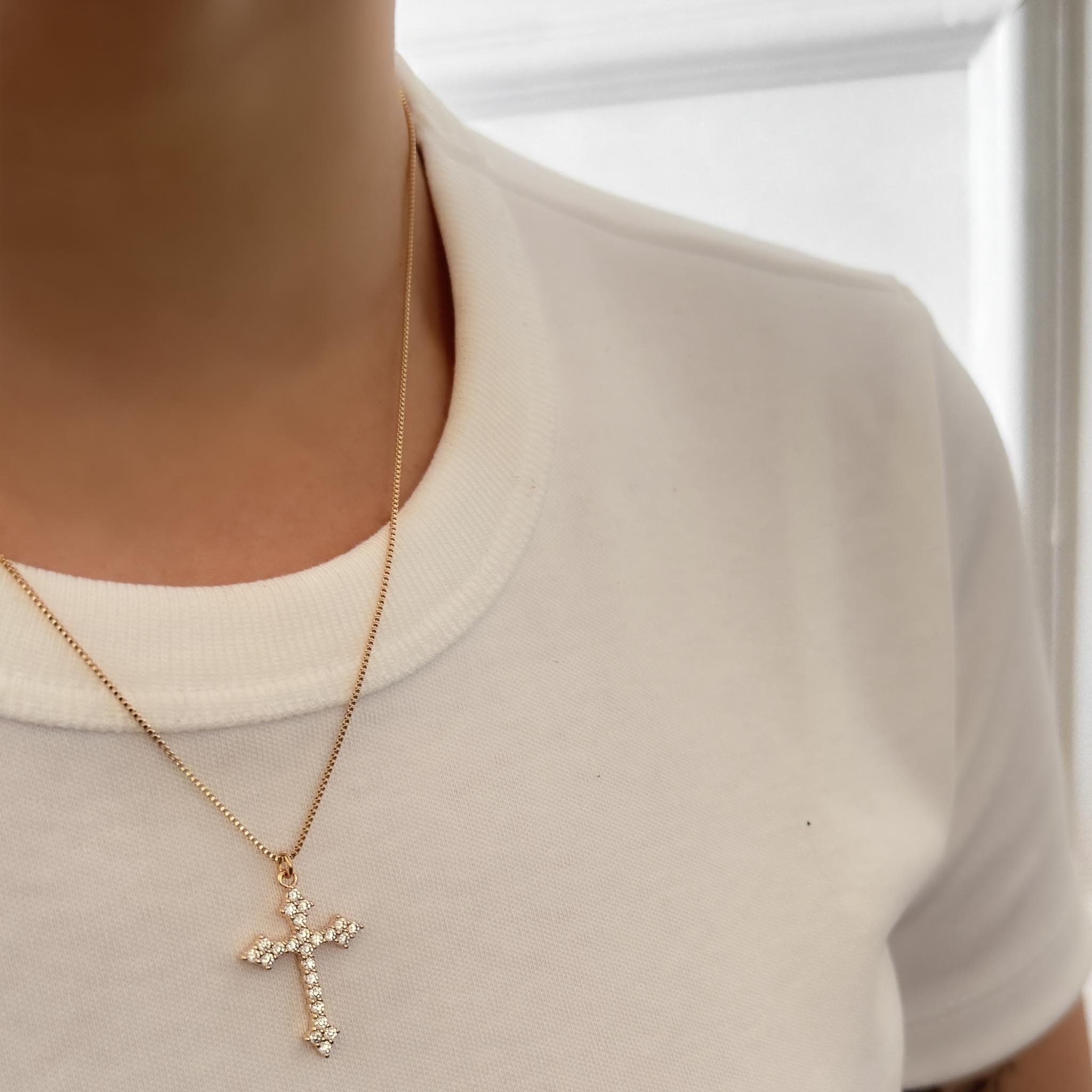 Colar Médio - Crucifixo Zircônia