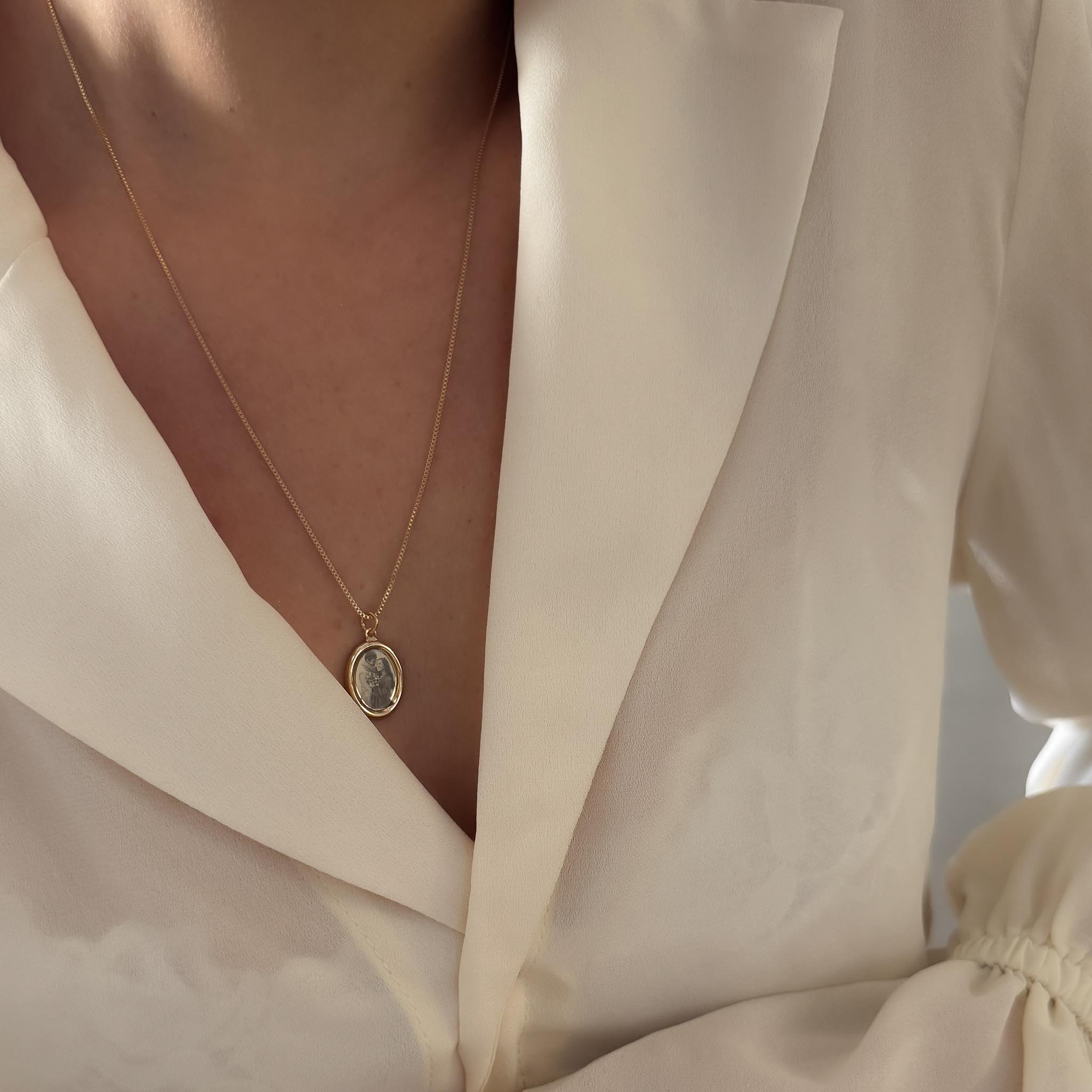 Colar Médio - Medalha Oval com Borda