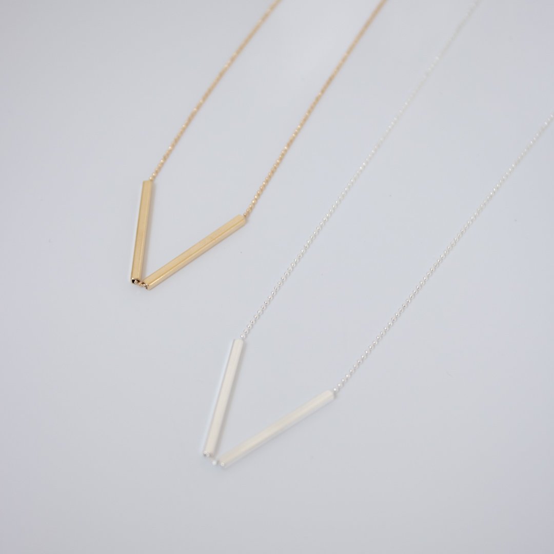 Colar Médio - Plaquinha V