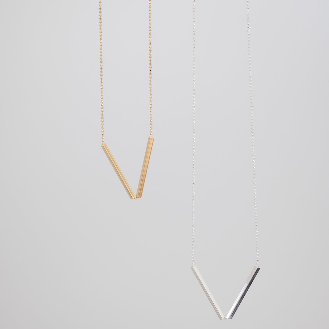 Colar Médio - Plaquinha V