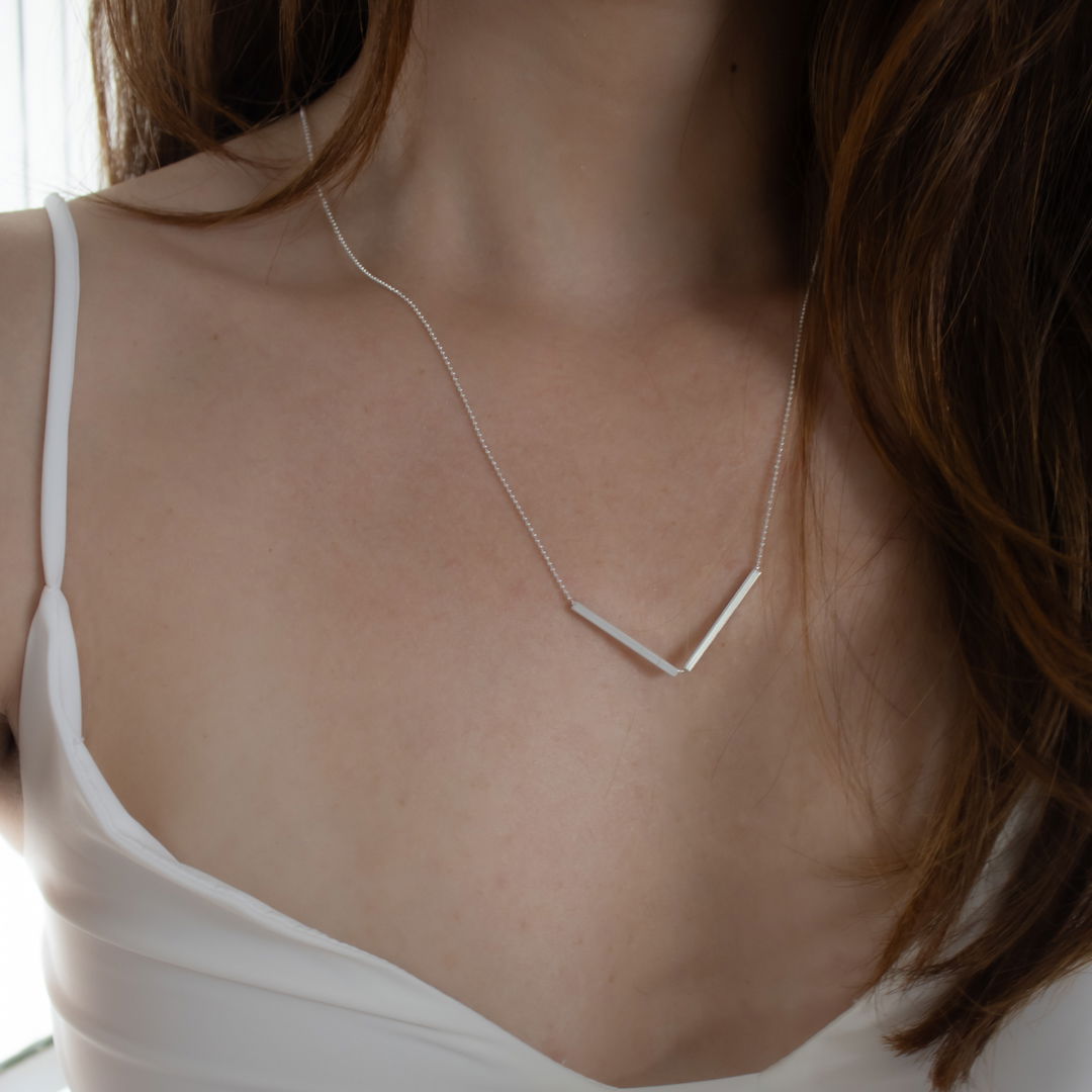 Colar Médio - Plaquinha V