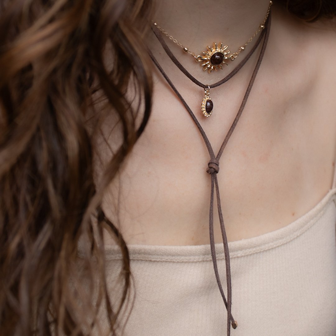 Colar Médio Camurça - Pingente Pequeno Marrom