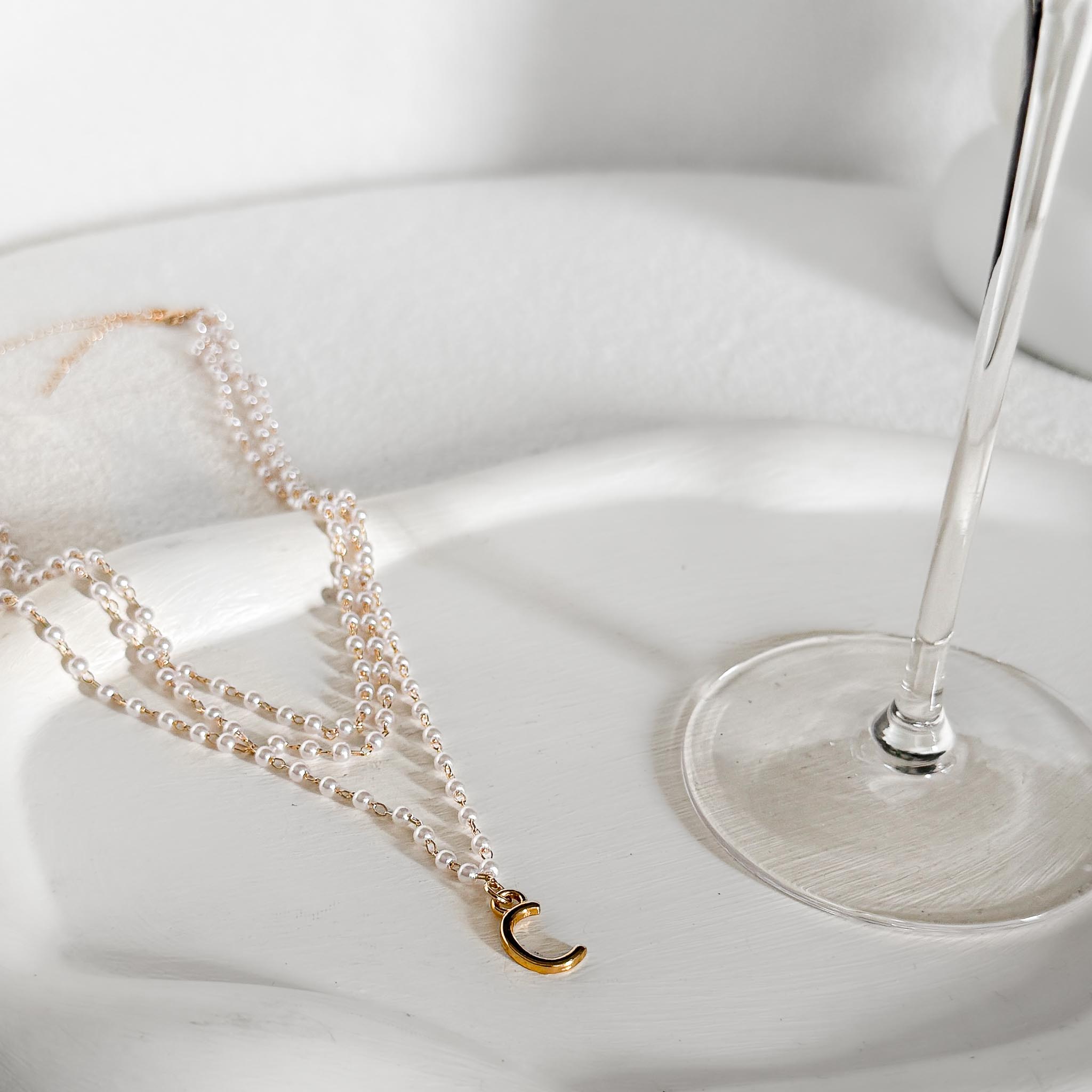 Colar Triplo Dourado - Pérolas e Inicial