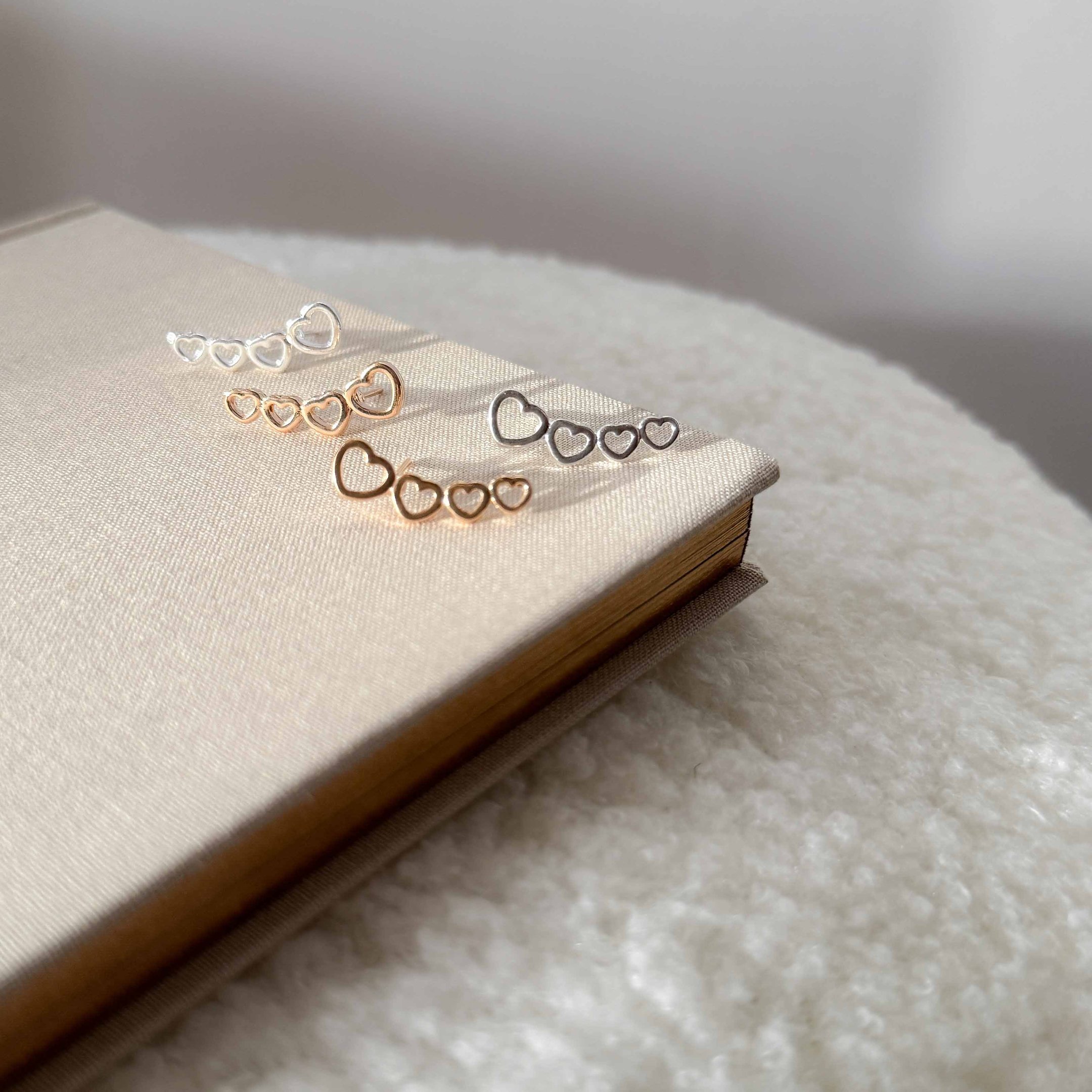 Ear Cuff - Coraçõeszinhos