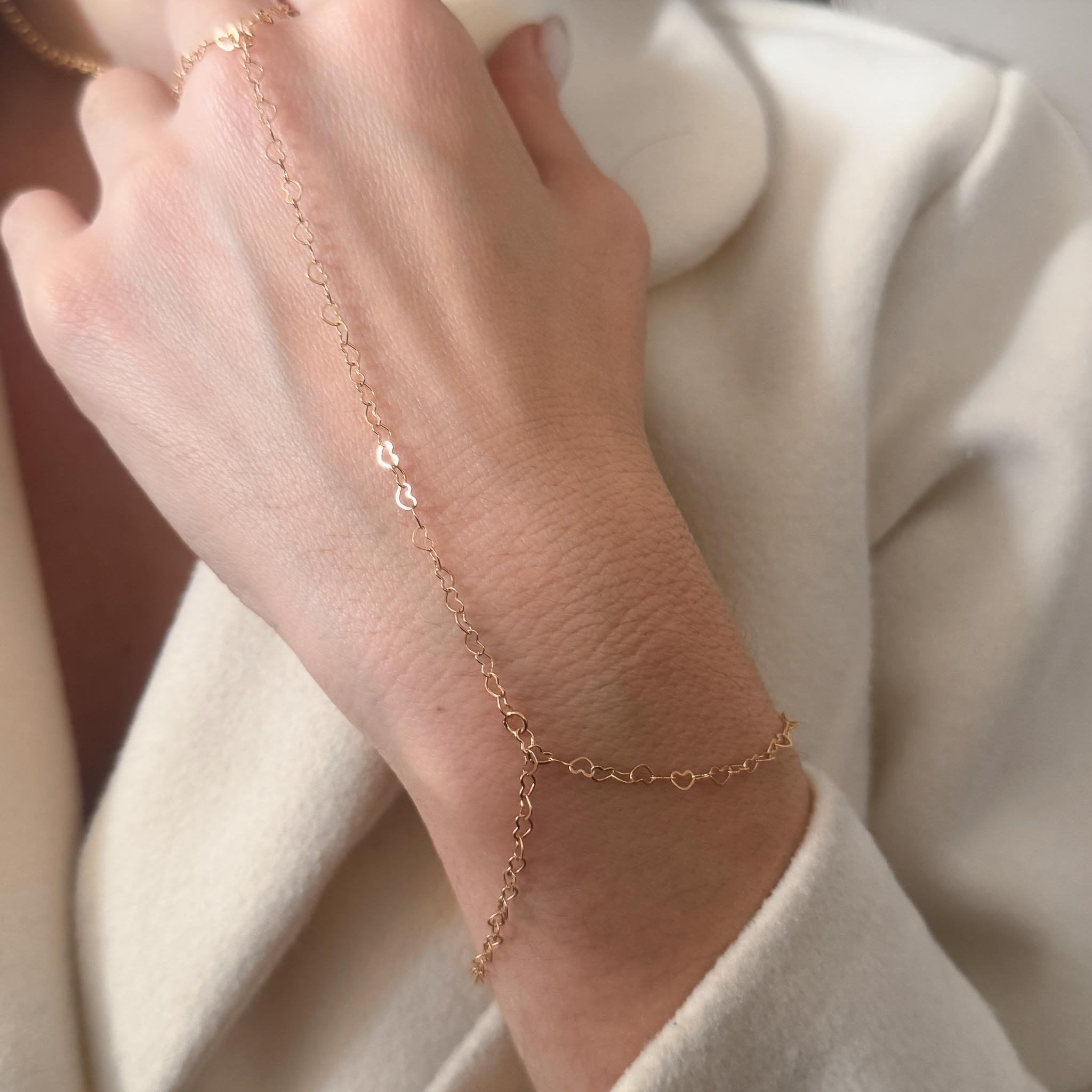 Pulseira de Mão - Corrente Corações