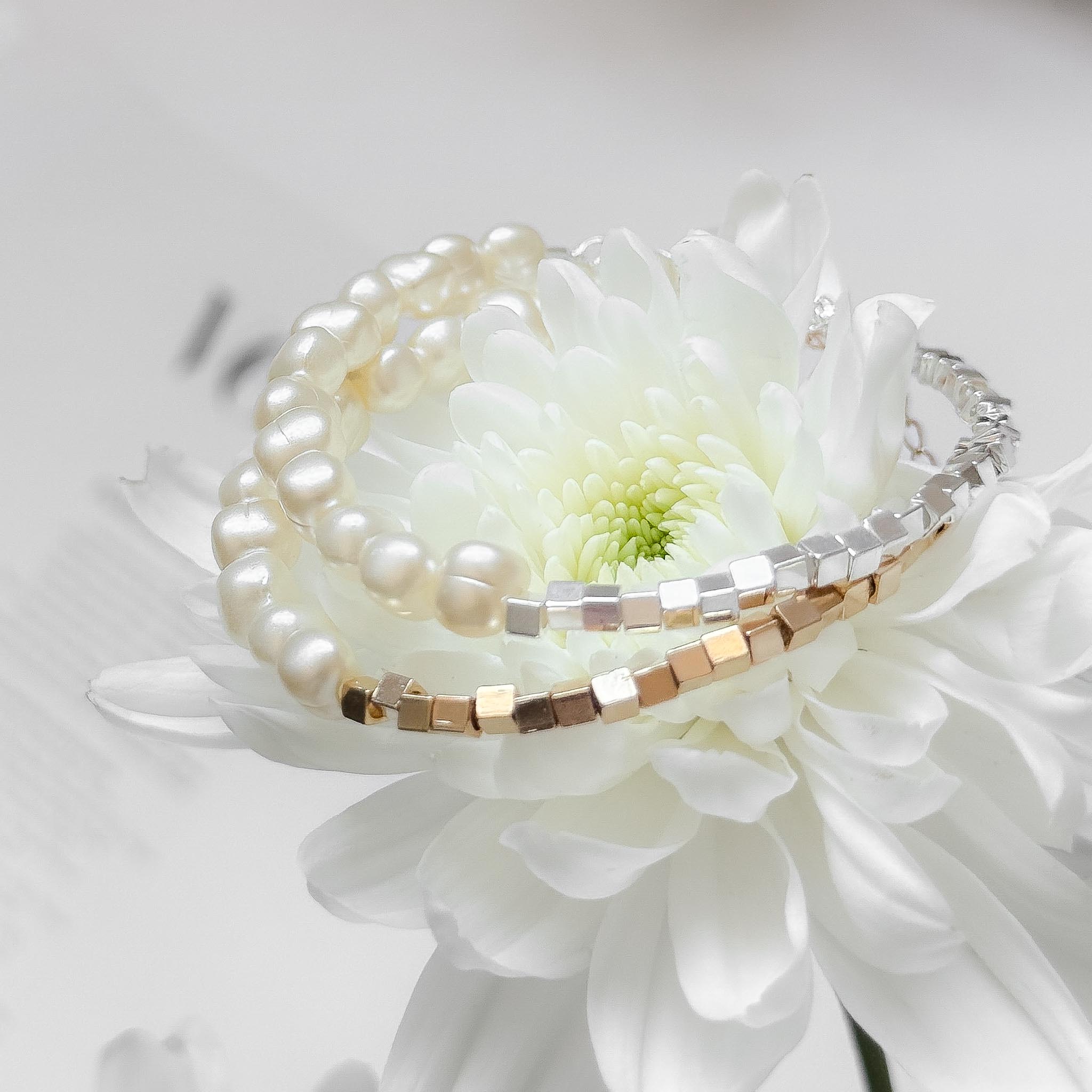 Pulseira Regular - Mesclada Pérola e Cubinhos